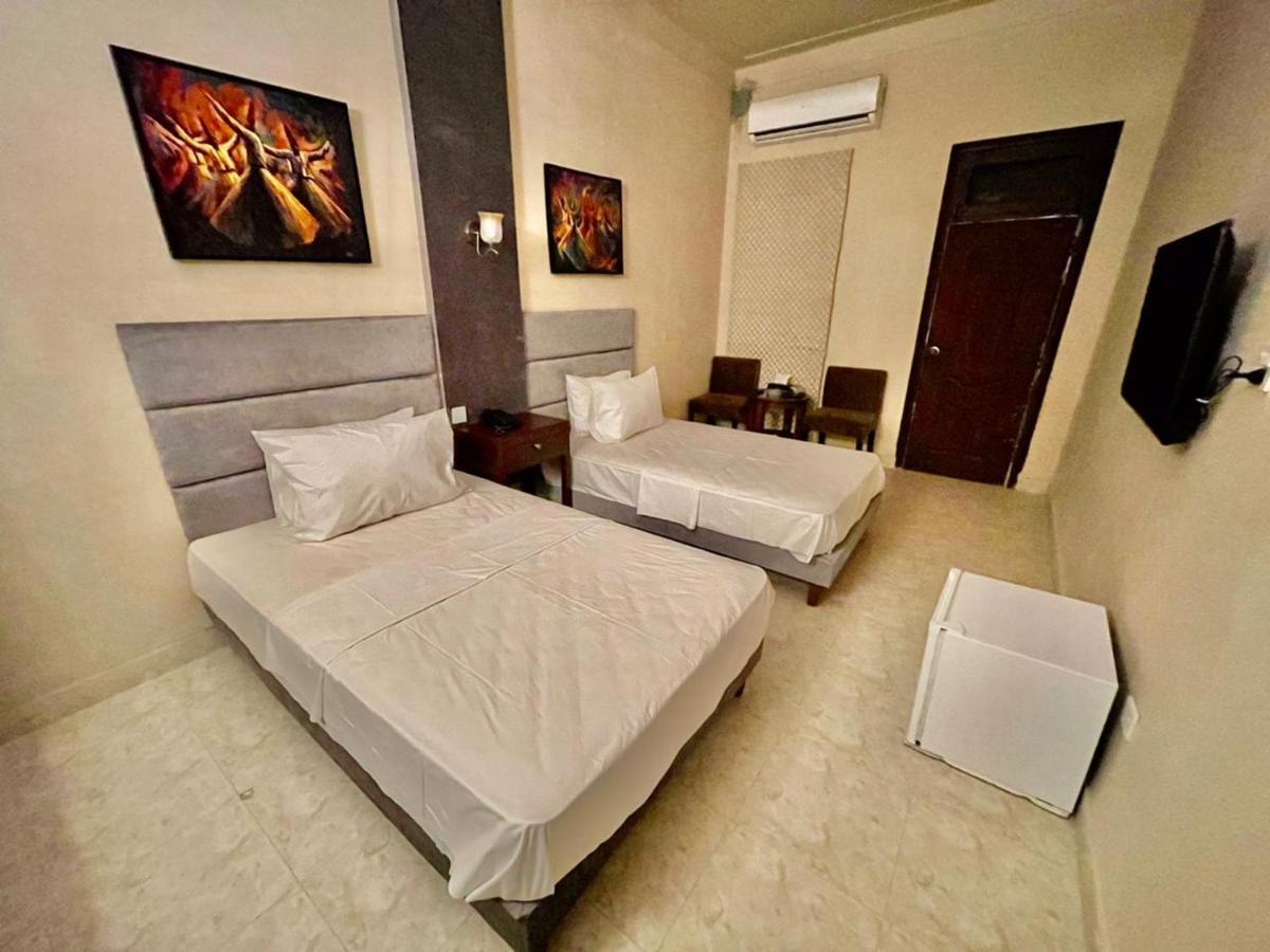 Shelton'S Rezidor House Hotel Peshawar Bagian luar foto