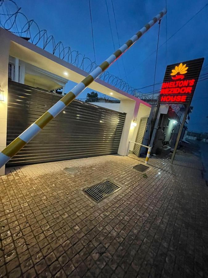 Shelton'S Rezidor House Hotel Peshawar Bagian luar foto