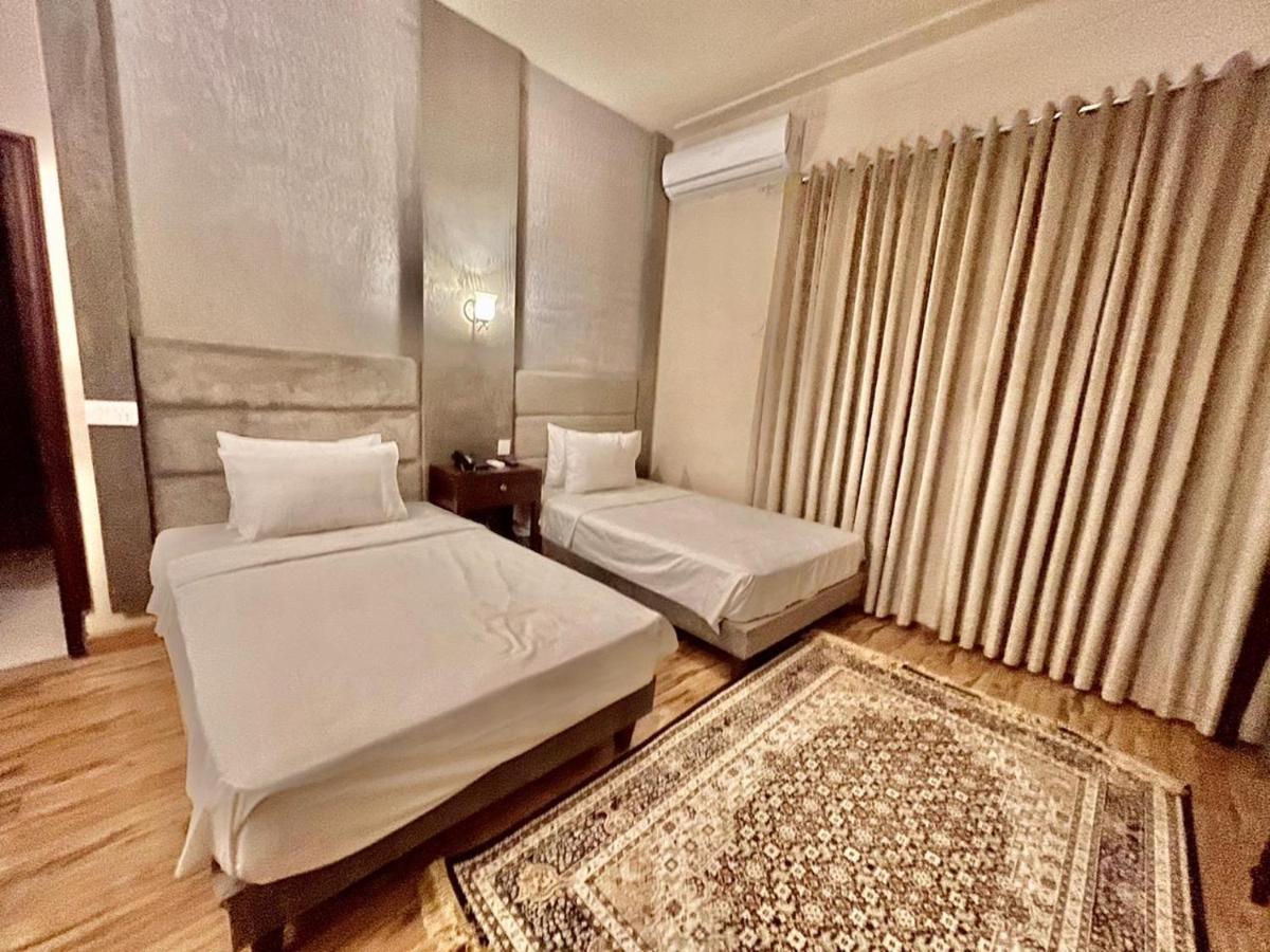 Shelton'S Rezidor House Hotel Peshawar Bagian luar foto