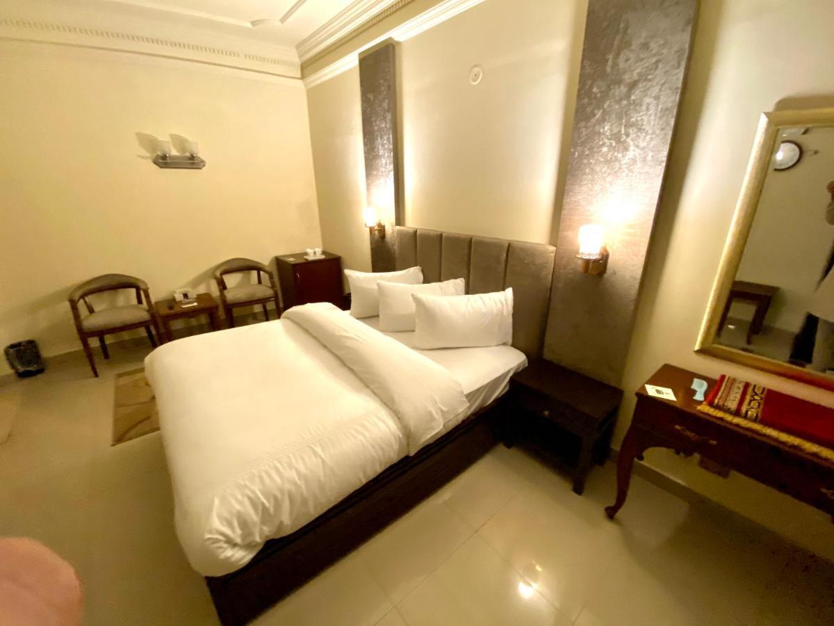 Shelton'S Rezidor House Hotel Peshawar Bagian luar foto
