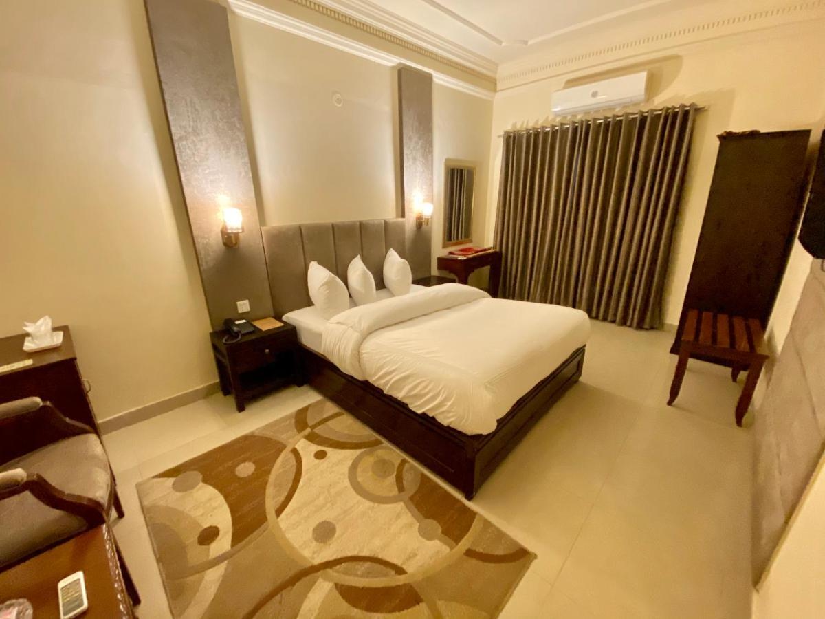 Shelton'S Rezidor House Hotel Peshawar Bagian luar foto