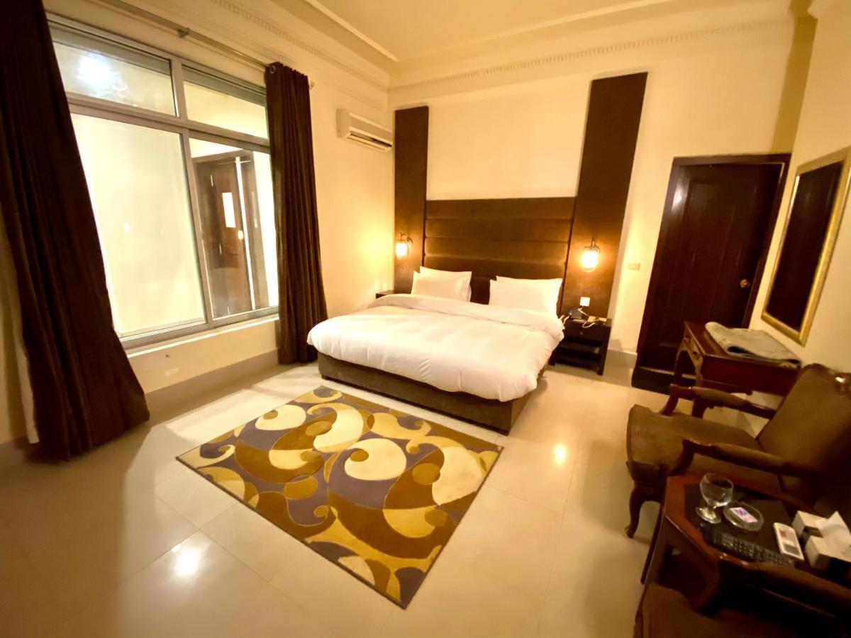 Shelton'S Rezidor House Hotel Peshawar Bagian luar foto
